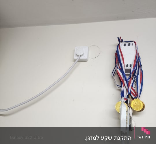 שקע חשמל עם כבל מחובר לקיר